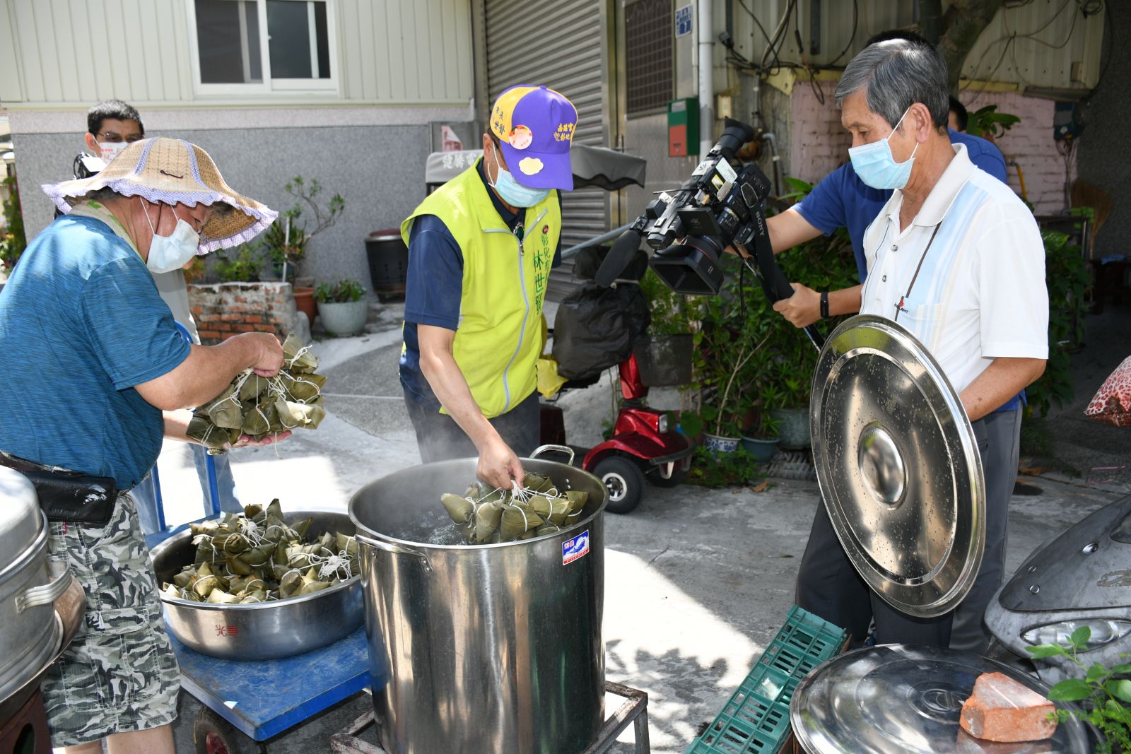 影／為防疫情傳播鼓勵就地過節　彰化市長贈粽異鄉學子 - https://www.watchmedia01.com