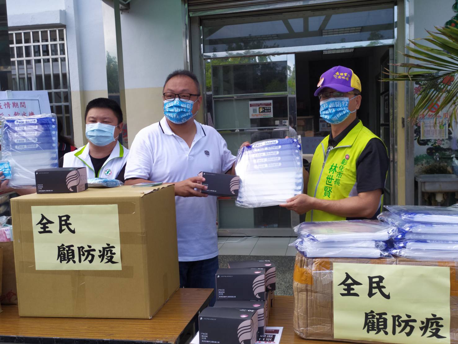 影／「顧防疫團隊」捐防護面罩　強化彰市清潔隊防護措施 - https://www.watchmedia01.com