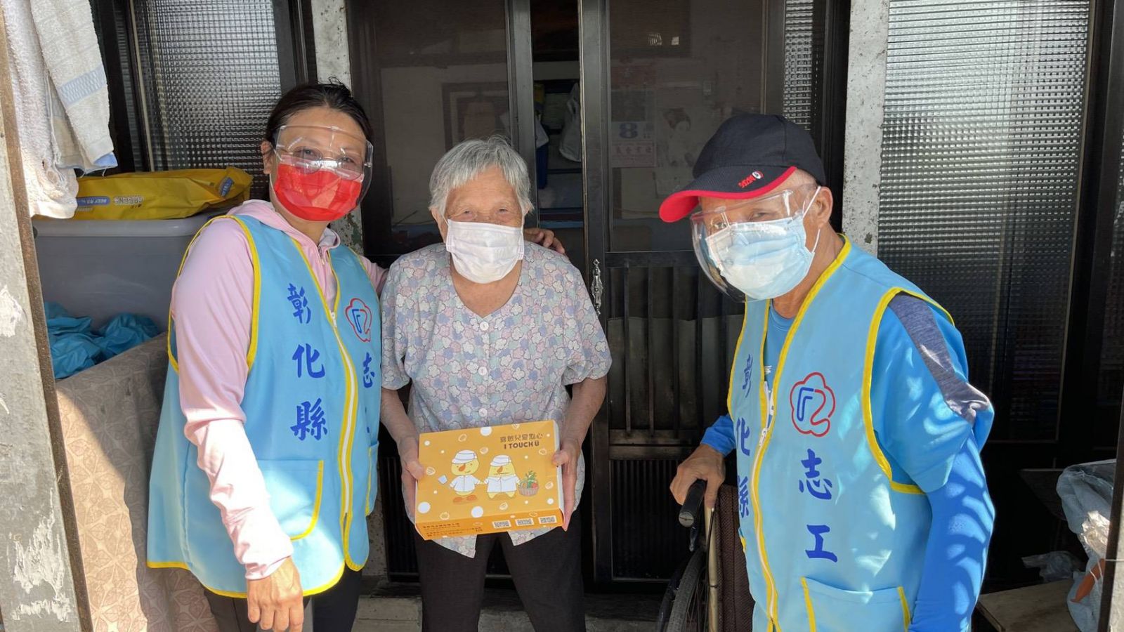 影／榮欣志工轉贈愛心雞腿油飯禮盒　飄散溫馨幸福滋味 - https://www.watchmedia01.com