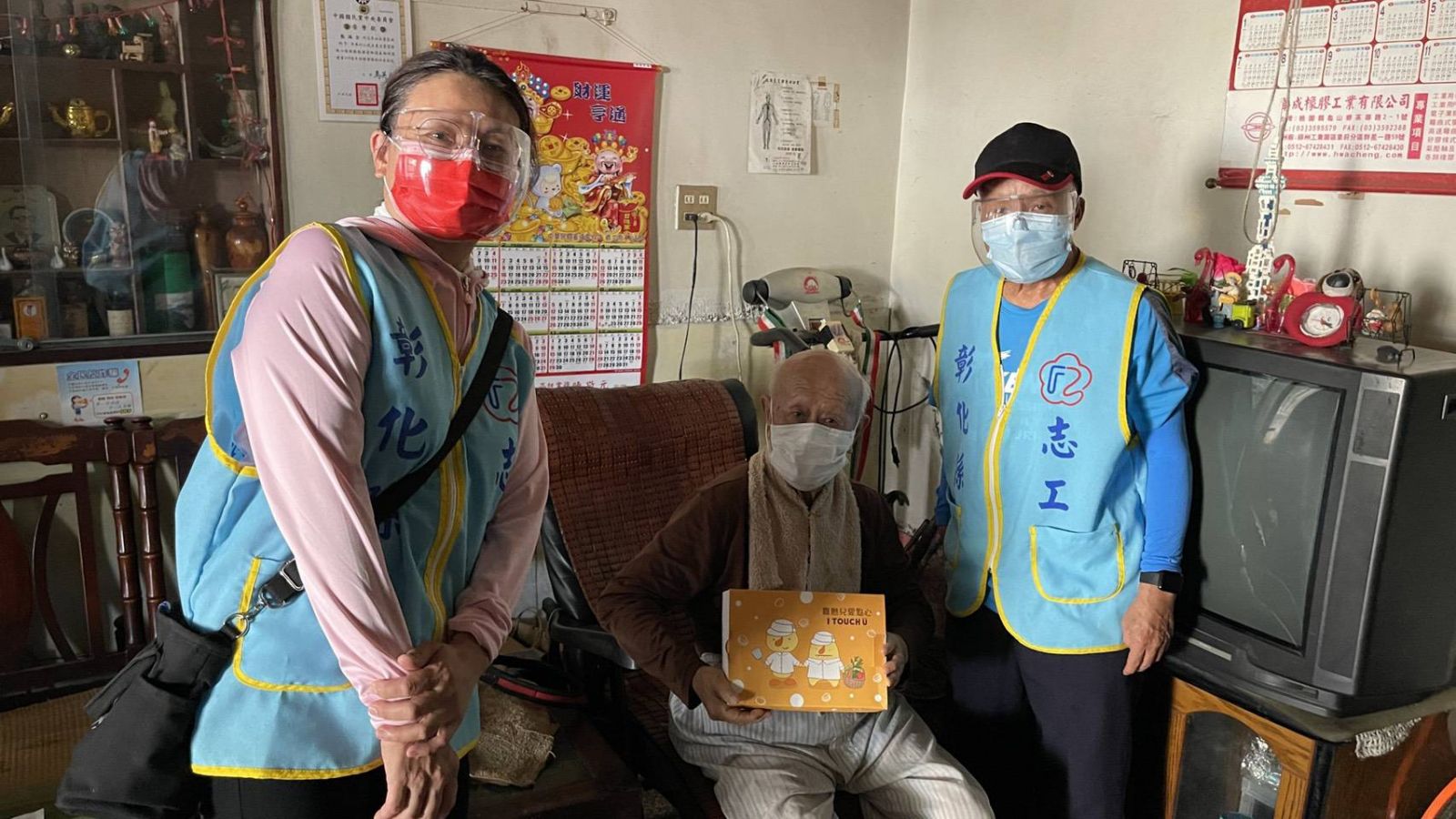 影／榮欣志工轉贈愛心雞腿油飯禮盒　飄散溫馨幸福滋味 - https://www.watchmedia01.com
