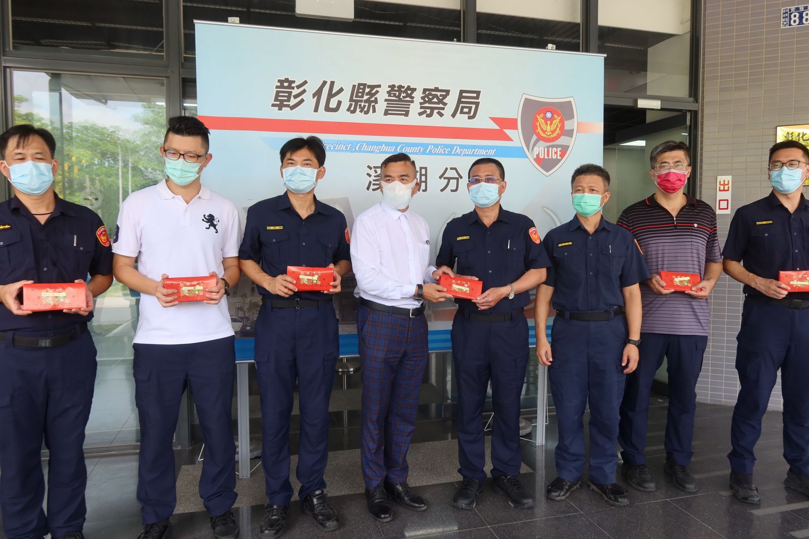 影／警察節前夕警友辦事處顧問團相挺　許增鏞捐禮卷慰勞波麗士大人 - https://www.watchmedia01.com