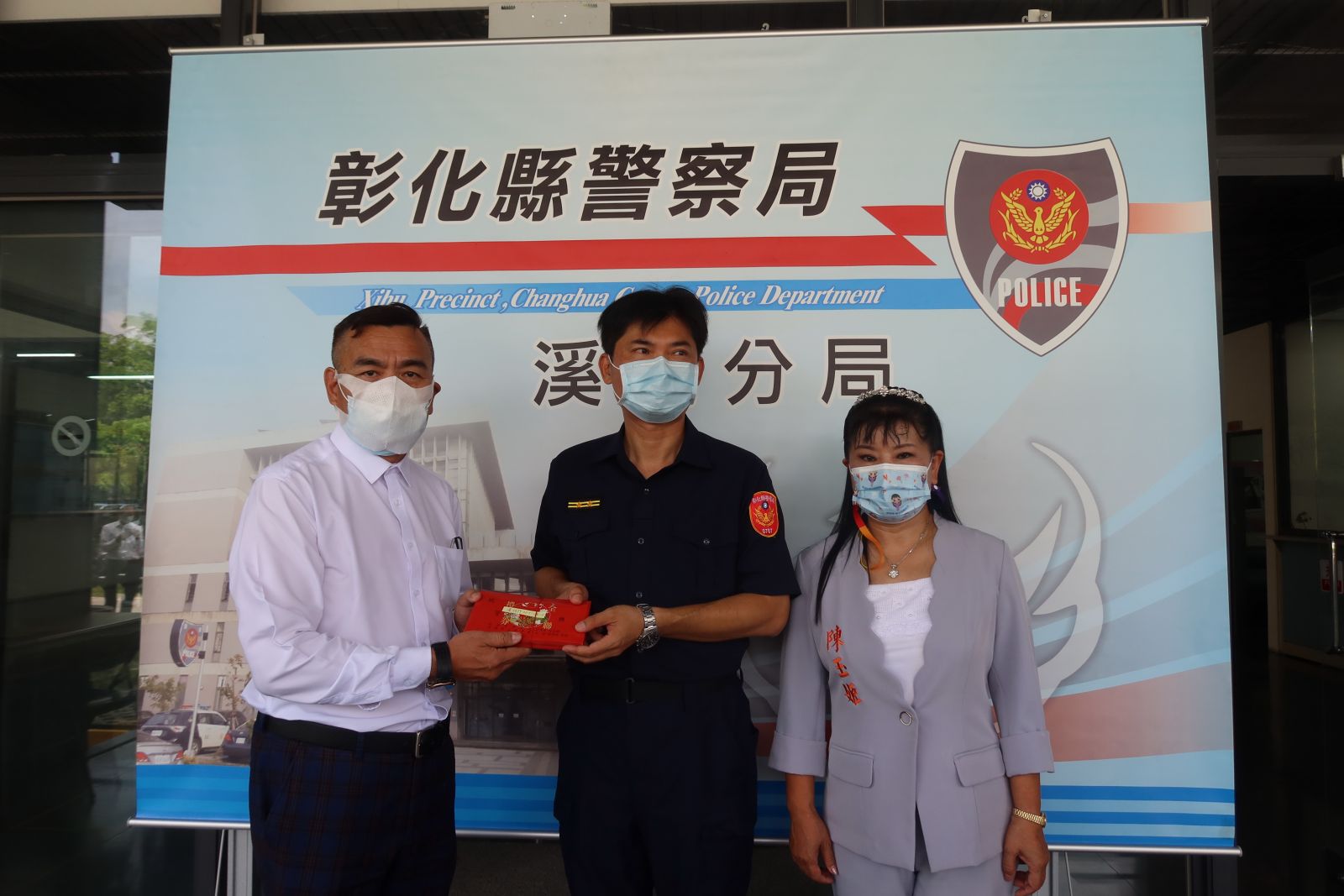 影／警察節前夕警友辦事處顧問團相挺　許增鏞捐禮卷慰勞波麗士大人 - https://www.watchmedia01.com