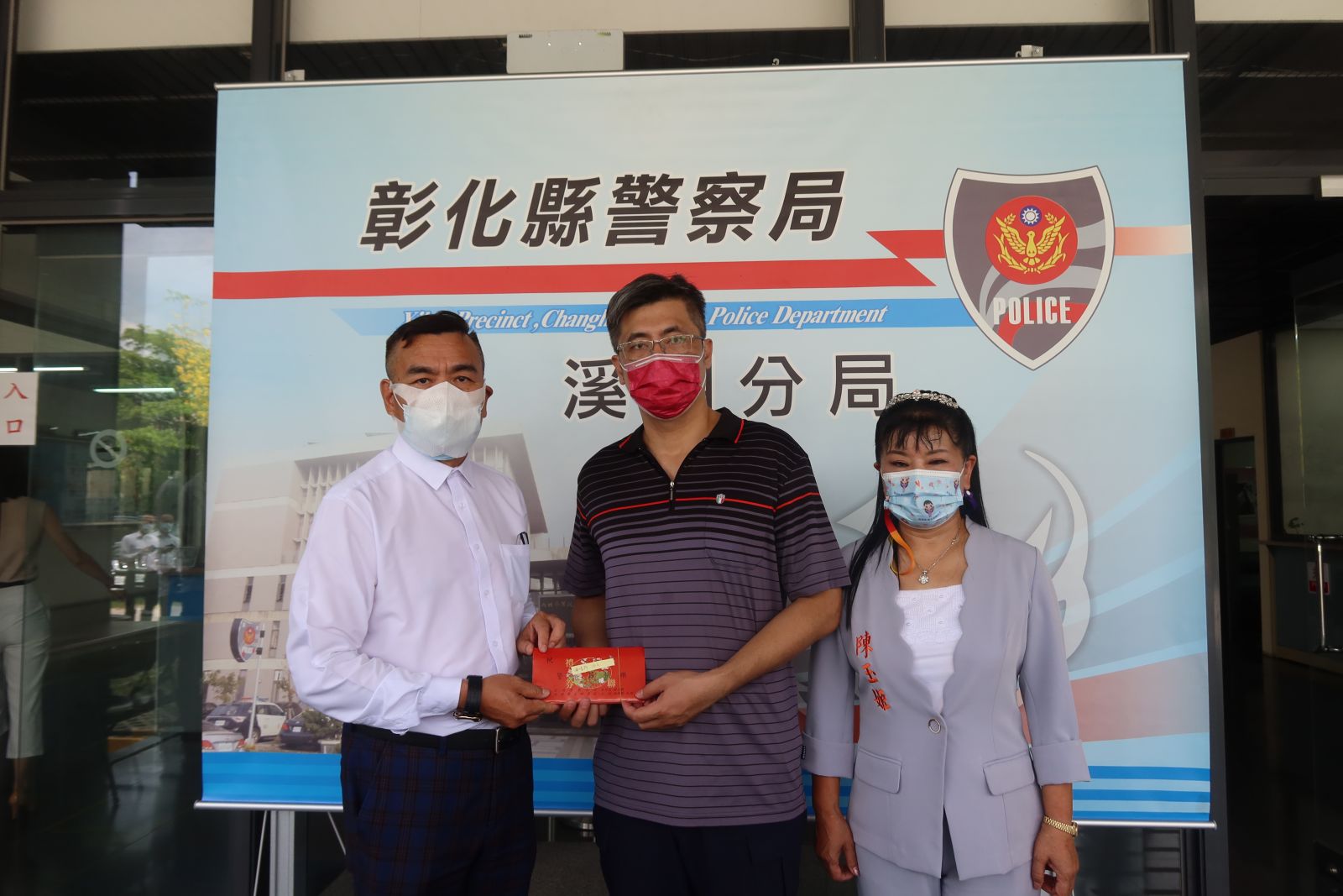 影／警察節前夕警友辦事處顧問團相挺　許增鏞捐禮卷慰勞波麗士大人 - https://www.watchmedia01.com