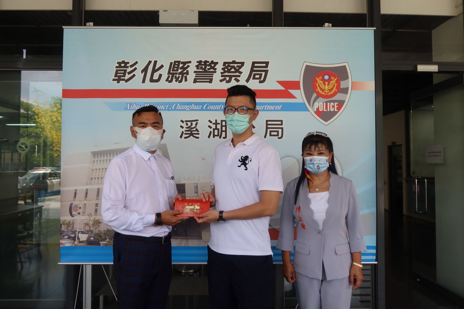 影／警察節前夕警友辦事處顧問團相挺　許增鏞捐禮卷慰勞波麗士大人 - https://www.watchmedia01.com