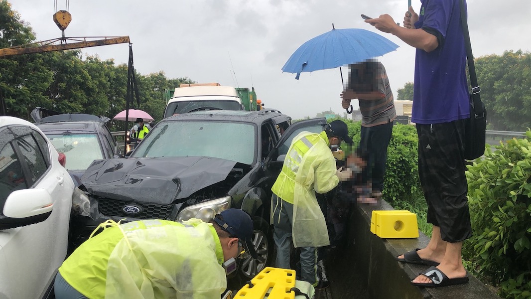 國1高民雄南下路段5客貨車追撞　造成3傷送醫 - https://www.watchmedia01.com