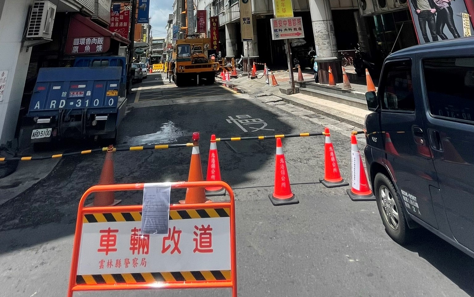 北港「亞洲大樓」頂樓施工　拆除搖搖欲墜玻璃帷幕牆 - https://www.watchmedia01.com