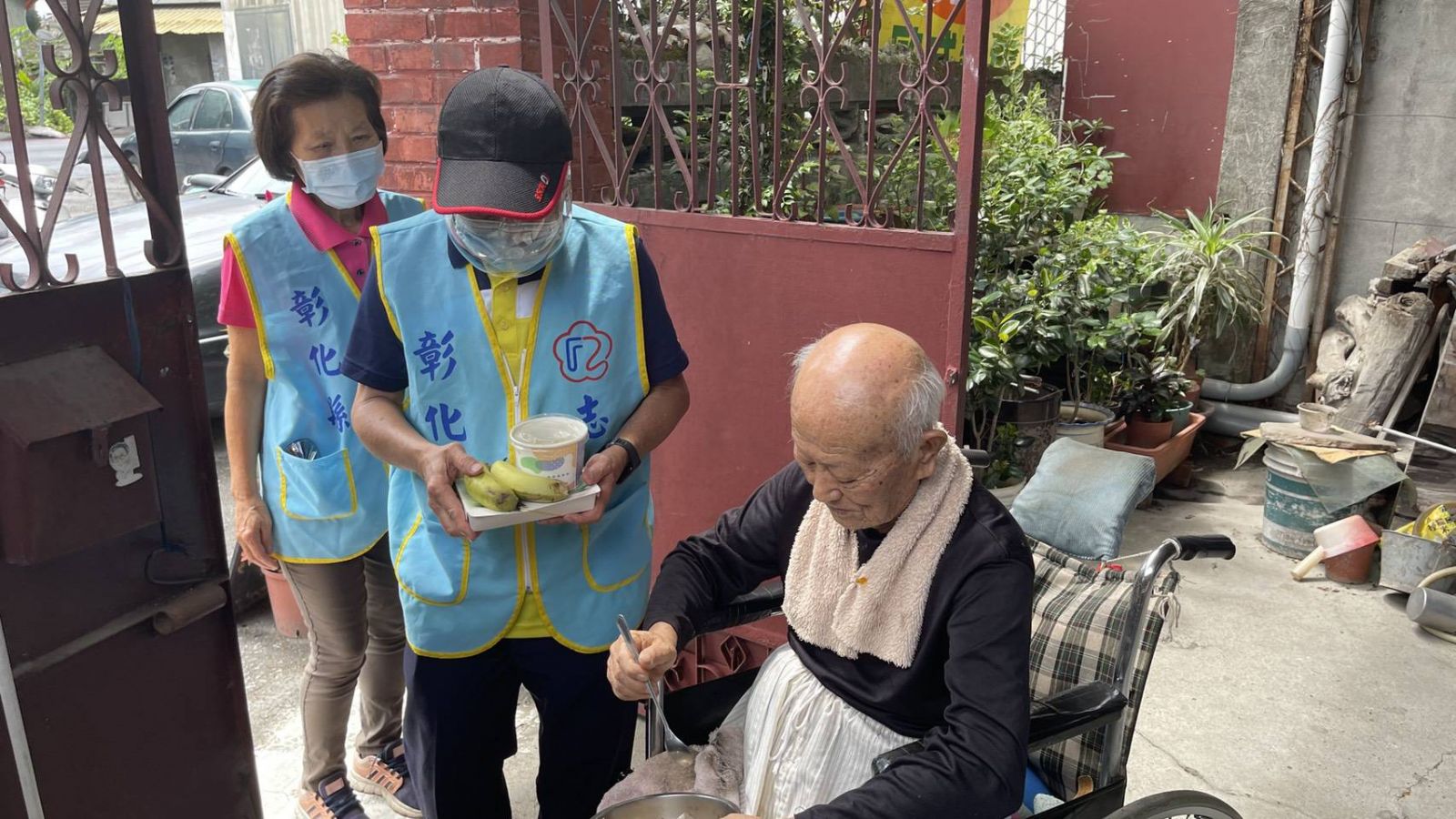心繫袍澤　彰化縣榮服處榮欣志工關懷年長榮民伯伯陪伴抗疫守健康 - https://www.watchmedia01.com