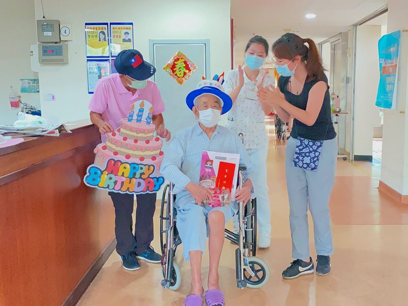 影／老兵超感動　防疫升級彰化榮家慶生祝福不停歇 - https://www.watchmedia01.com