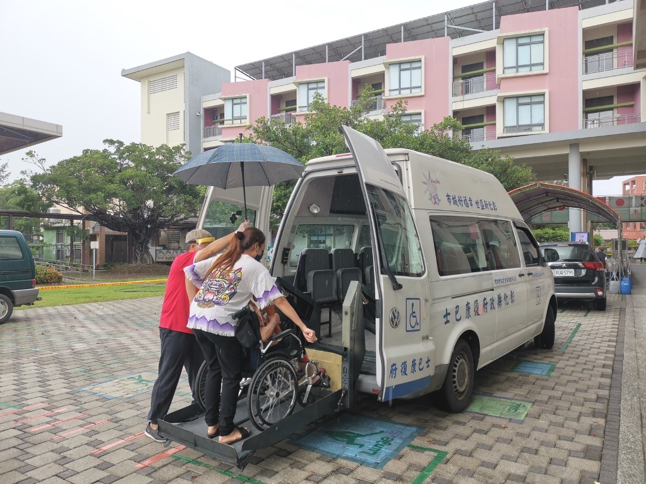 影／超暖心！啟動復康巴士接送　疫苗得來速免下車可接種 - https://www.watchmedia01.com