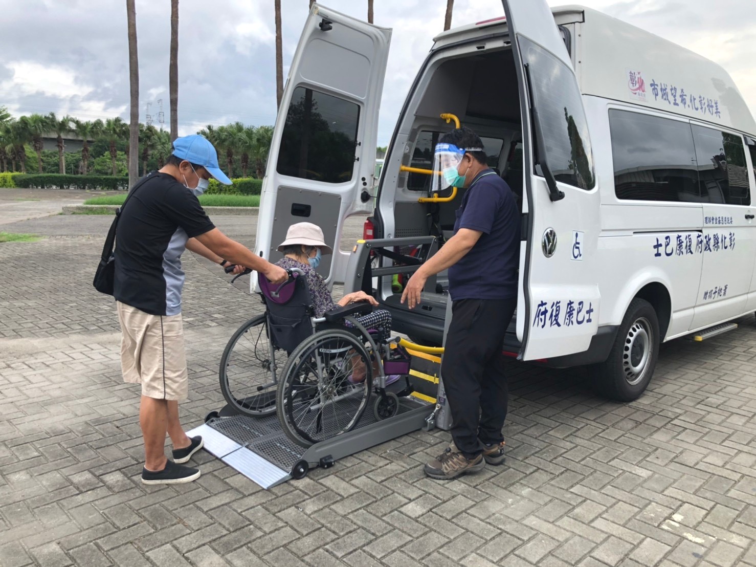 影／超暖心！啟動復康巴士接送　疫苗得來速免下車可接種 - https://www.watchmedia01.com