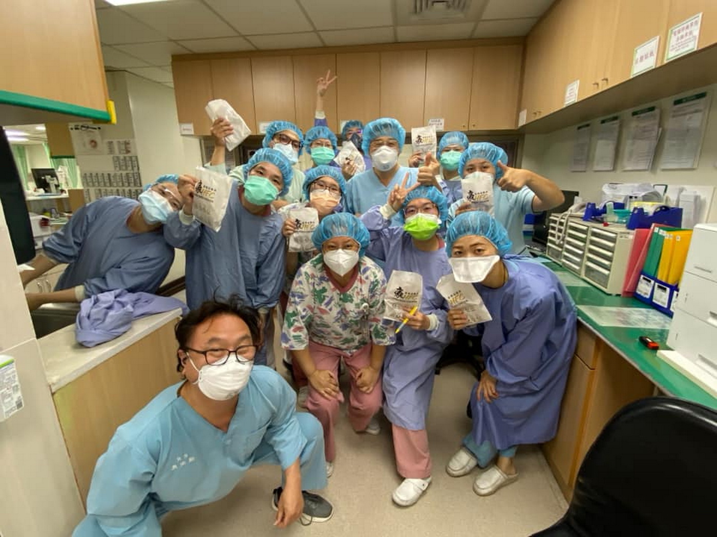 暖心！小四生張竣翔用獎學金買雞排送二基醫護人員 - https://www.watchmedia01.com