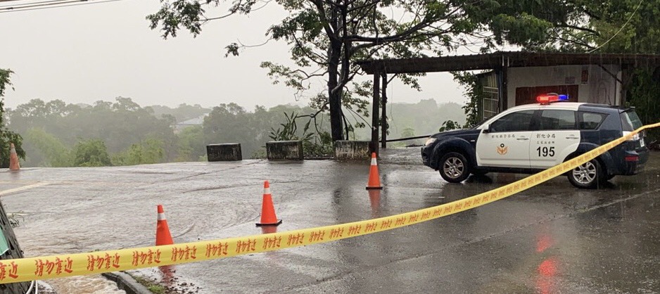 影／驚悚太恐怖了！芬園鄉三芬路一半路面墜入谷底 - https://www.watchmedia01.com