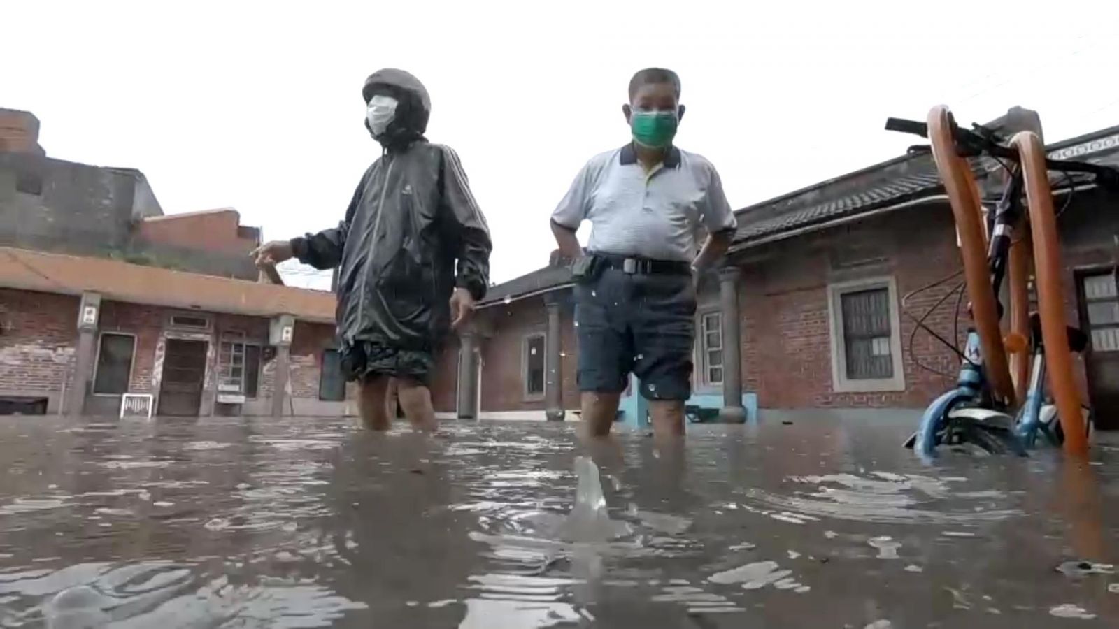 影／大雨狂炸　葡萄園韭菜田浸水中　三合院也遭殃 - https://www.watchmedia01.com