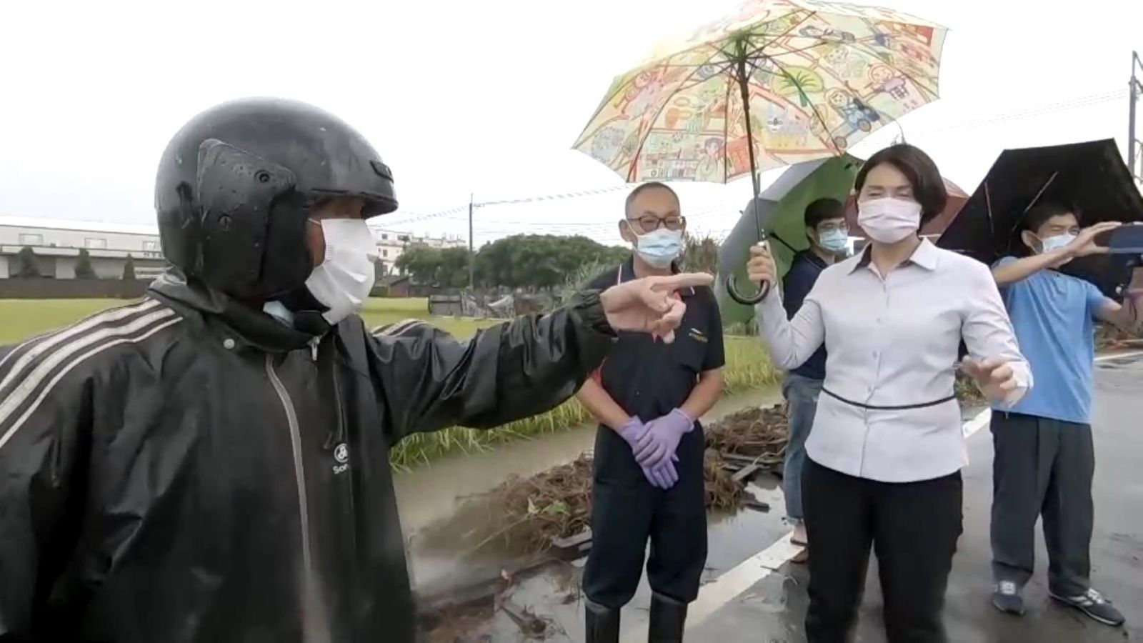 影／大雨狂炸　葡萄園韭菜田浸水中　三合院也遭殃 - https://www.watchmedia01.com