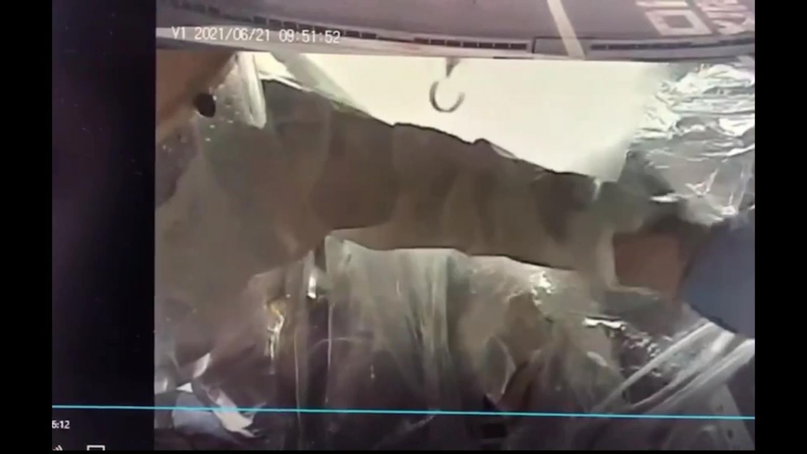 大雨淹沒路面　婦人騎機車衝入水溝　送醫情況不樂觀 - https://www.watchmedia01.com