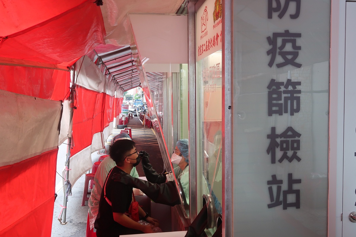 雲邑百二庄老大媽會挺醫護、共防疫　捐贈若瑟醫院戶外正壓快篩站 - https://www.watchmedia01.com