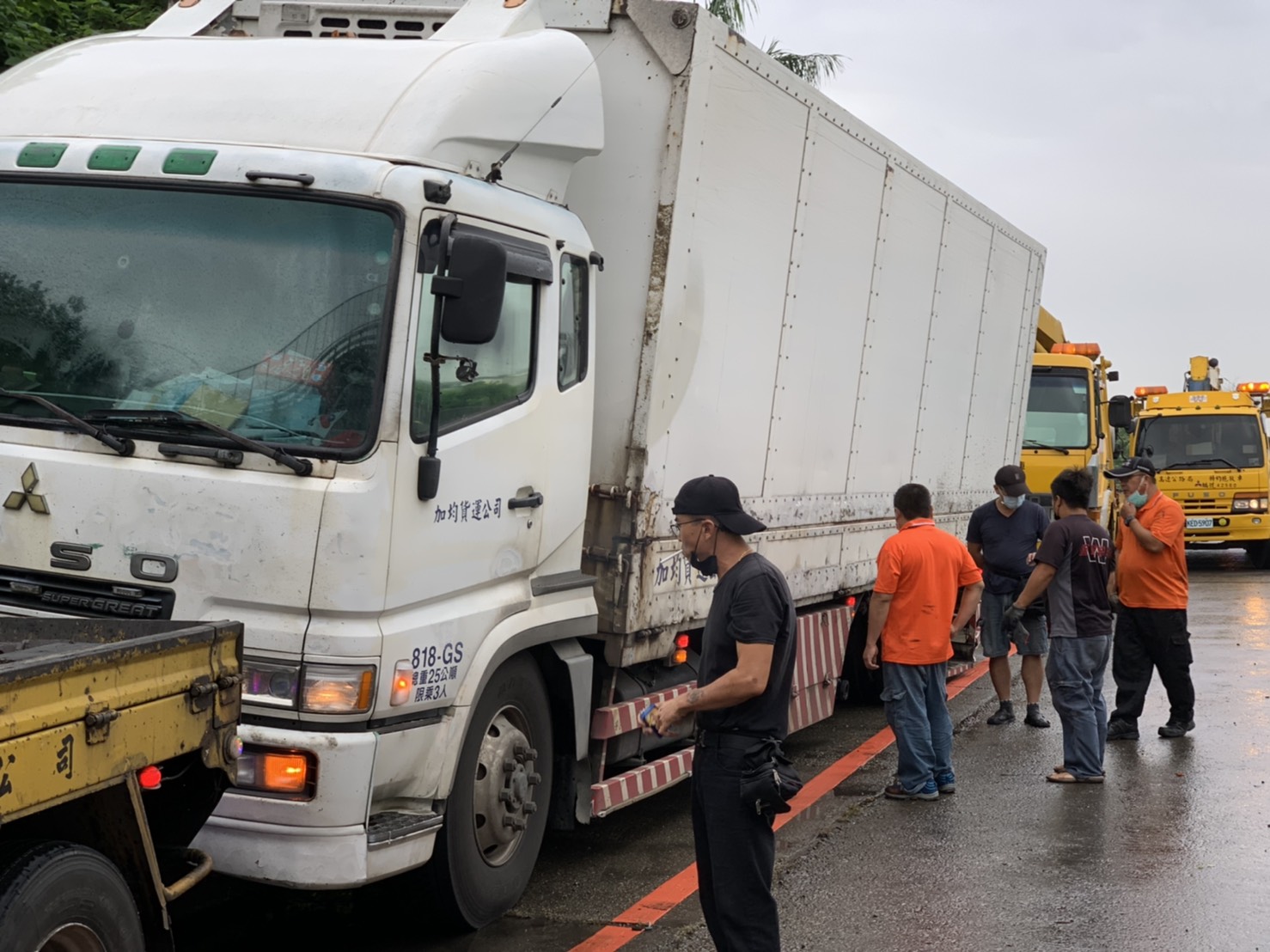 影／國道一號彰化段大貨車左後方輪軸斷裂　兩大輪胎噴飛 - https://www.watchmedia01.com