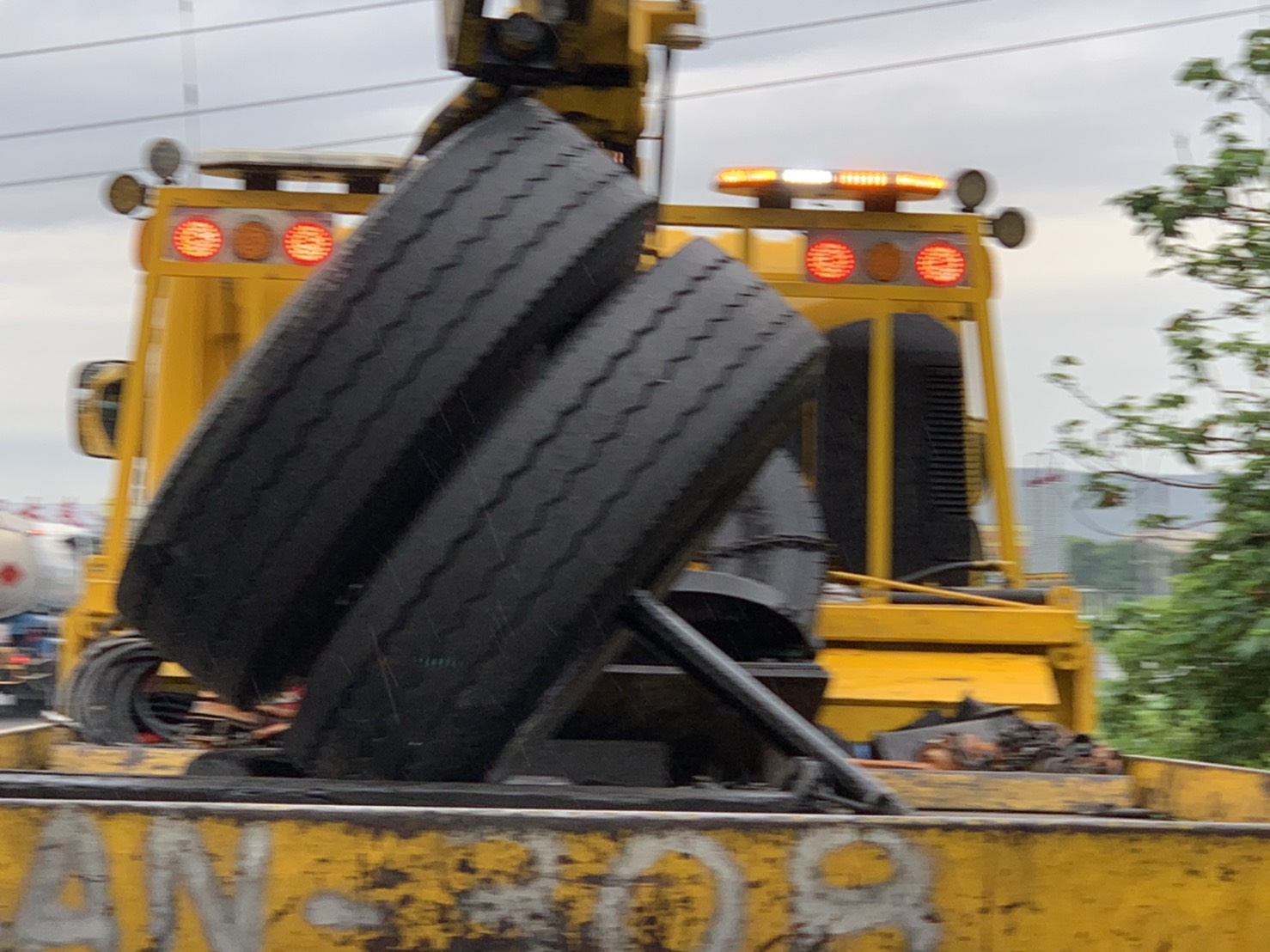 影／國道一號彰化段大貨車左後方輪軸斷裂　兩大輪胎噴飛 - https://www.watchmedia01.com