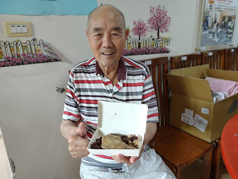 影／喜憨兒捐雞腿油飯　溫暖彰化榮家長輩的胃　 - https://www.watchmedia01.com