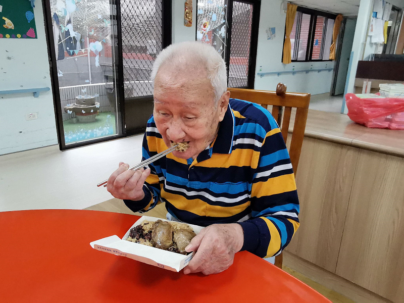影／喜憨兒捐雞腿油飯　溫暖彰化榮家長輩的胃　 - https://www.watchmedia01.com