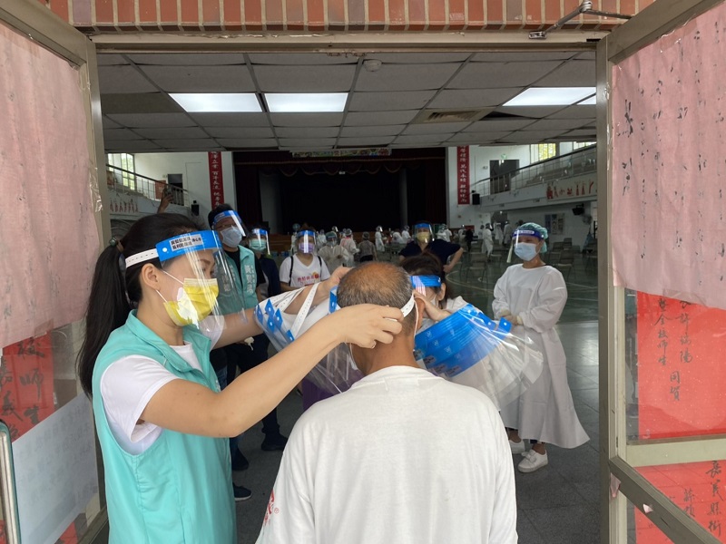 議員黃嫈珺領企業捐物資　挺防疫第一線人員 - https://www.watchmedia01.com