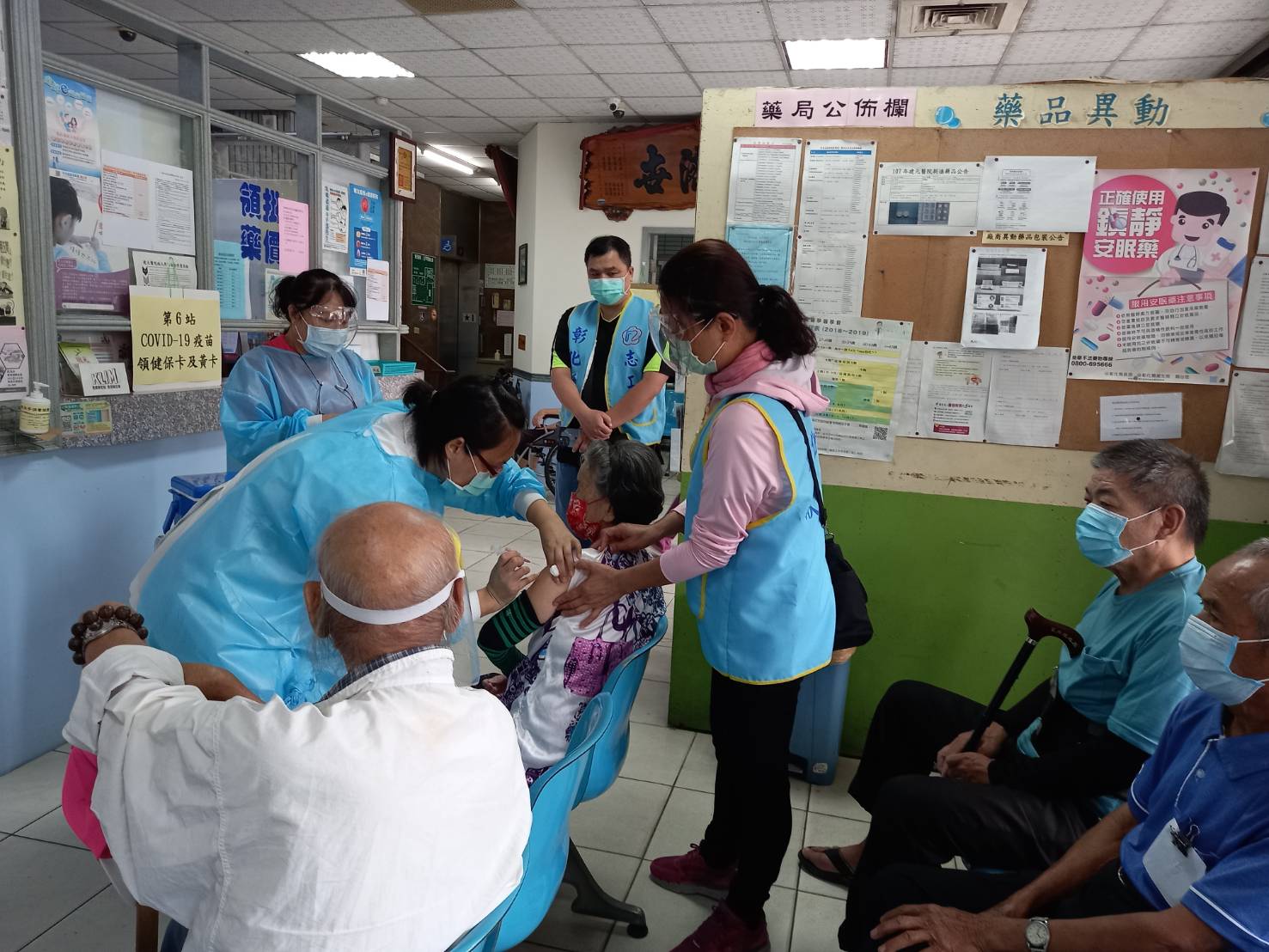 影／疫情期間服務不打烊　榮欣志工協助年邁榮民眷施打疫苗 - https://www.watchmedia01.com