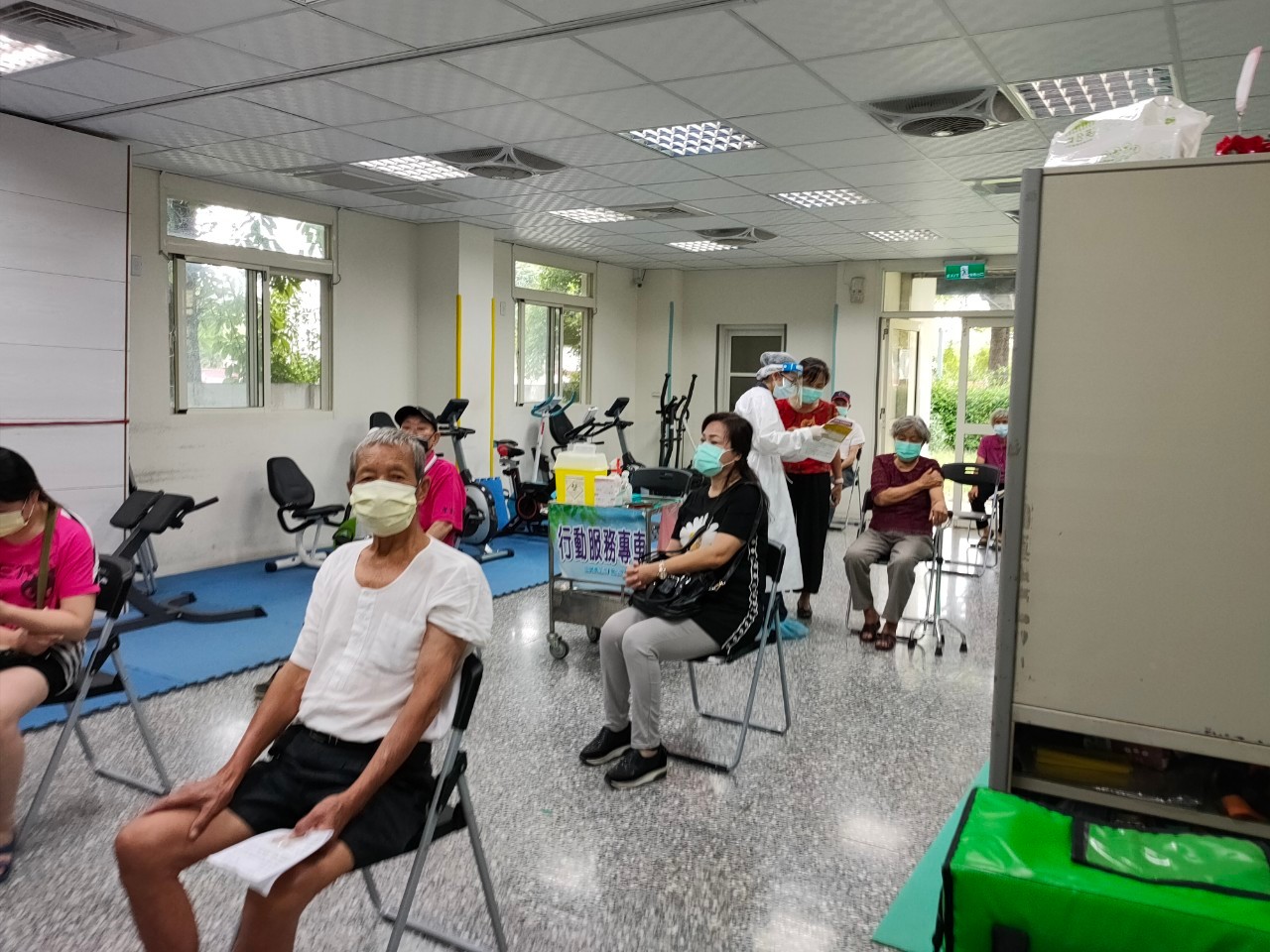 影／疫情期間服務不打烊　榮欣志工協助年邁榮民眷施打疫苗 - https://www.watchmedia01.com
