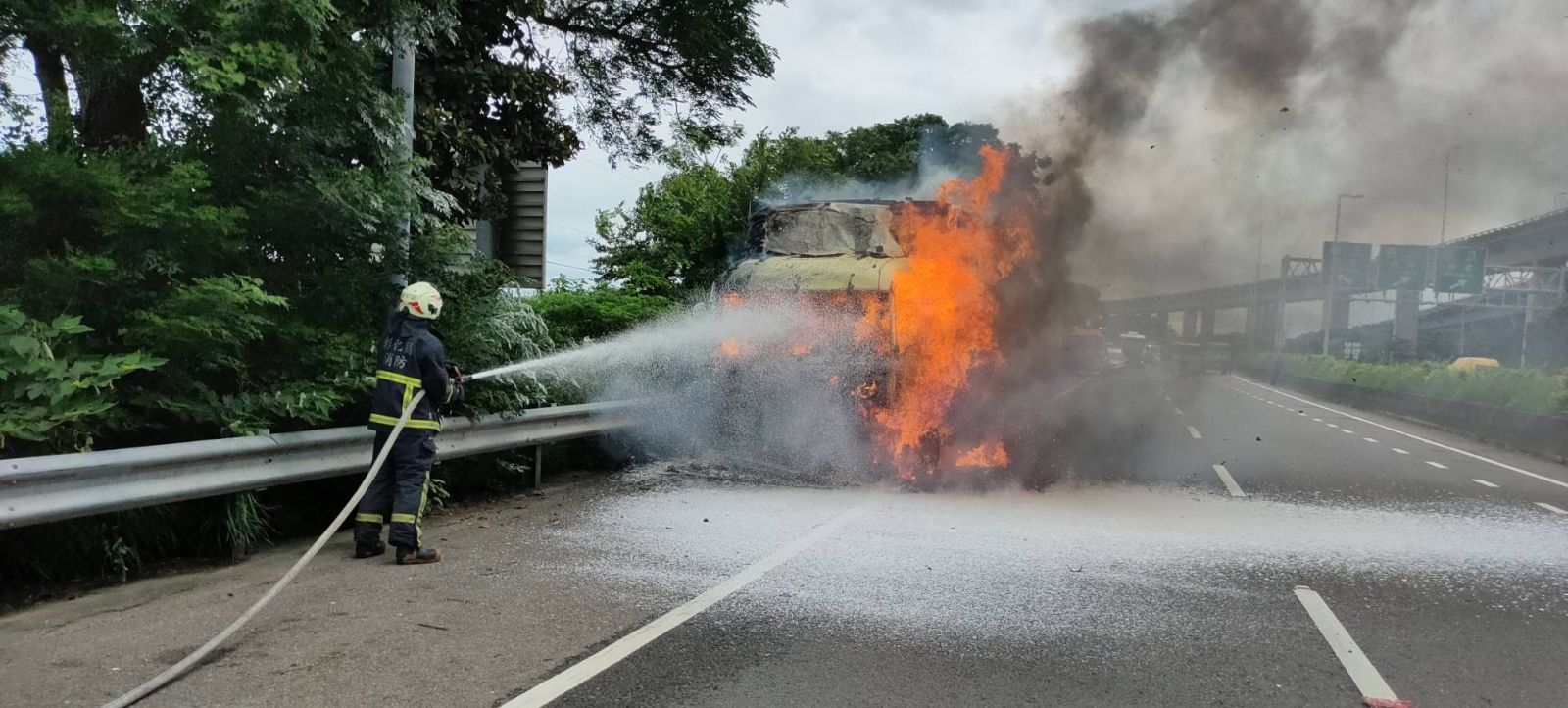 影／聯結車頭冒煙下匝道 國道三號和美出口火燒車 - https://www.watchmedia01.com