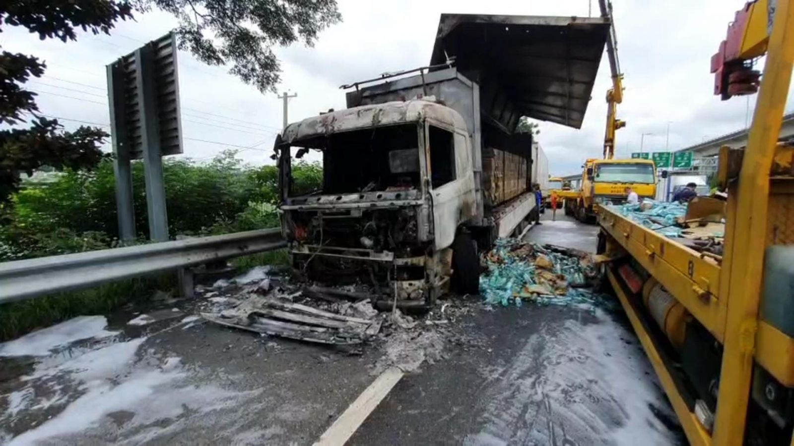 影／聯結車頭冒煙下匝道 國道三號和美出口火燒車 - https://www.watchmedia01.com