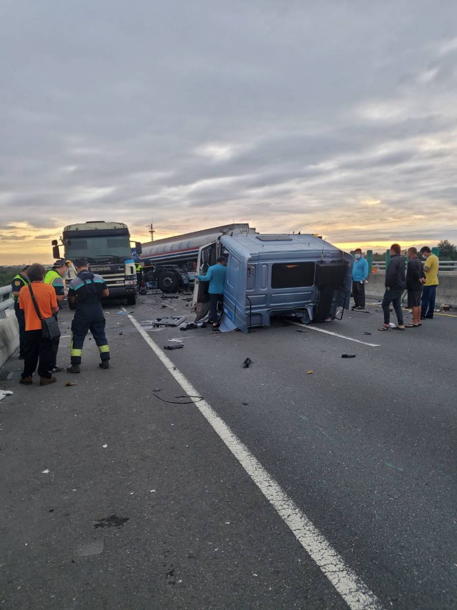 影／台61線西濱槽車追撞貨車斷2截　車頭噴飛警車遭撞爛 - https://www.watchmedia01.com