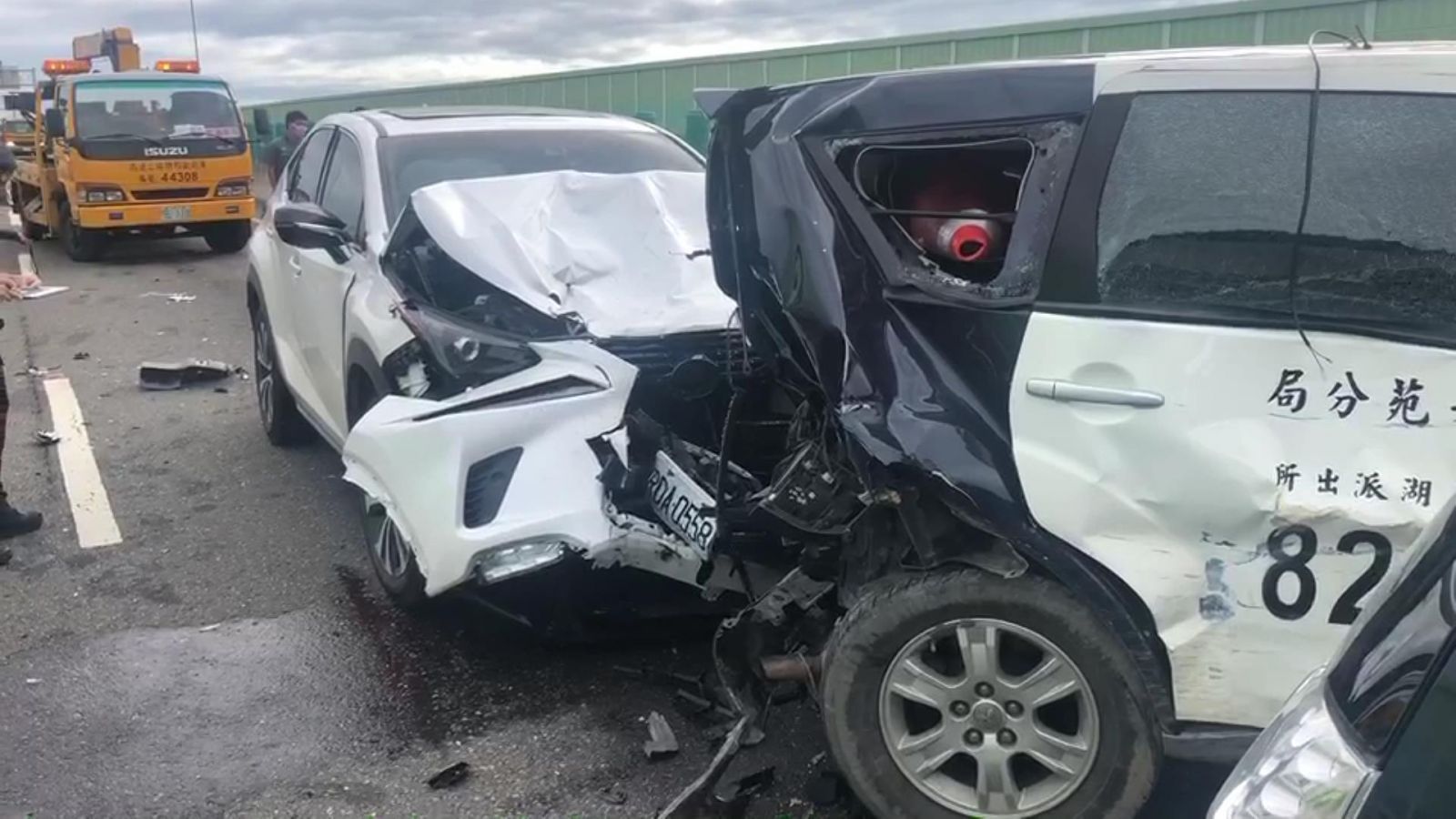 影／台61線西濱槽車追撞貨車斷2截　車頭噴飛警車遭撞爛 - https://www.watchmedia01.com