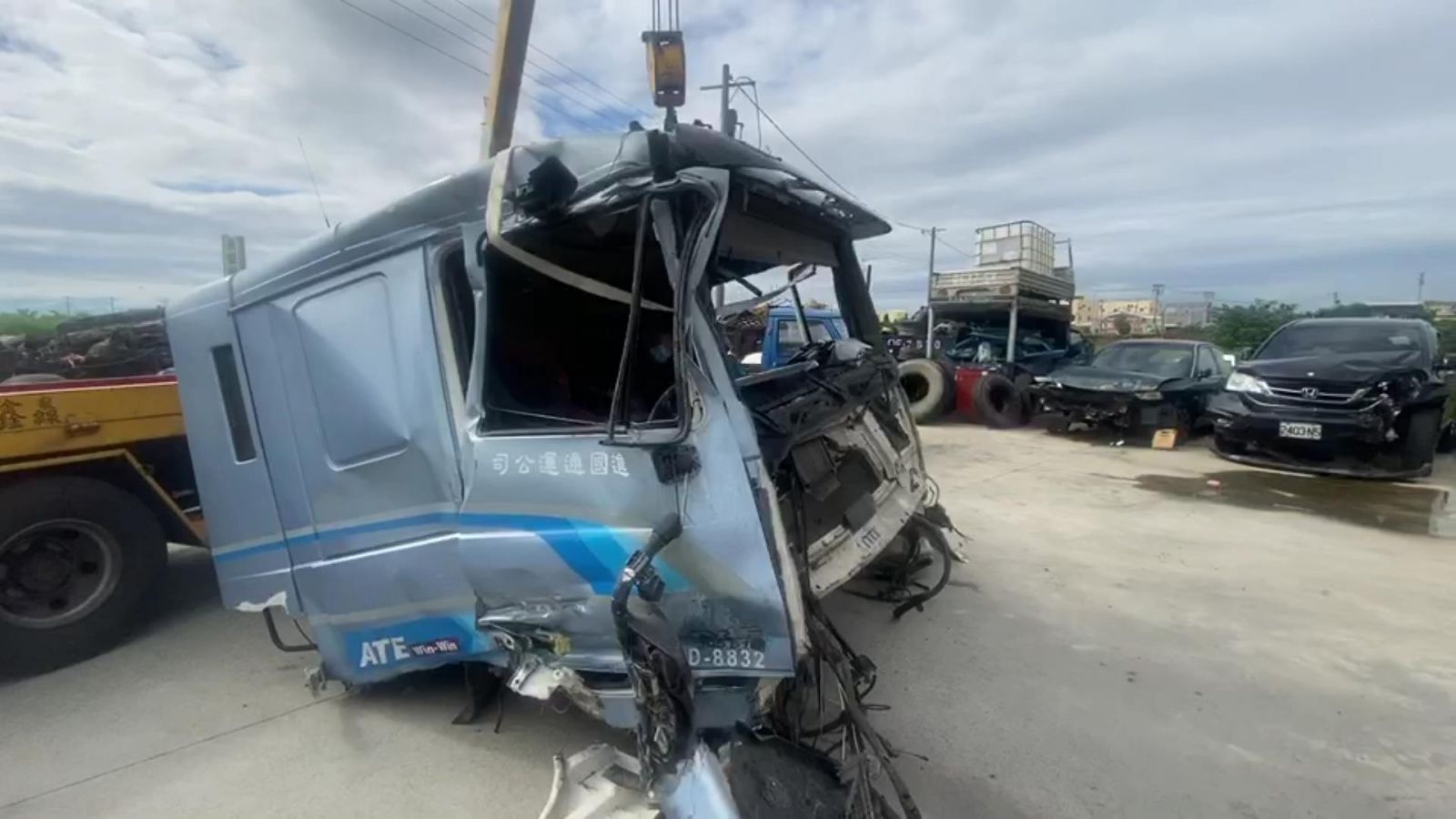 影／台61線西濱槽車追撞貨車斷2截　車頭噴飛警車遭撞爛 - https://www.watchmedia01.com
