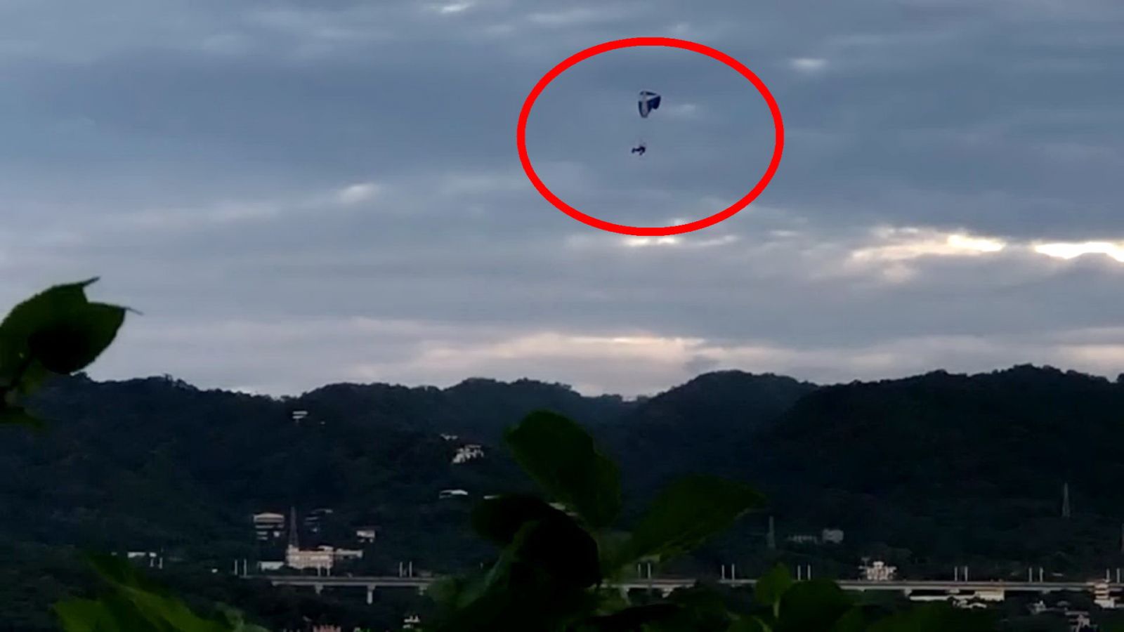影／住宅區上方拍到飛行傘　警要查到底是誰在飛？ - https://www.watchmedia01.com