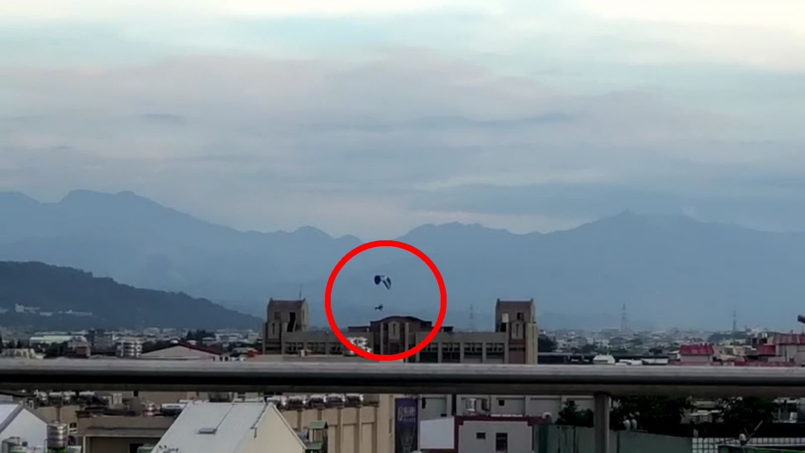 影／住宅區上方拍到飛行傘　警要查到底是誰在飛？ - https://www.watchmedia01.com