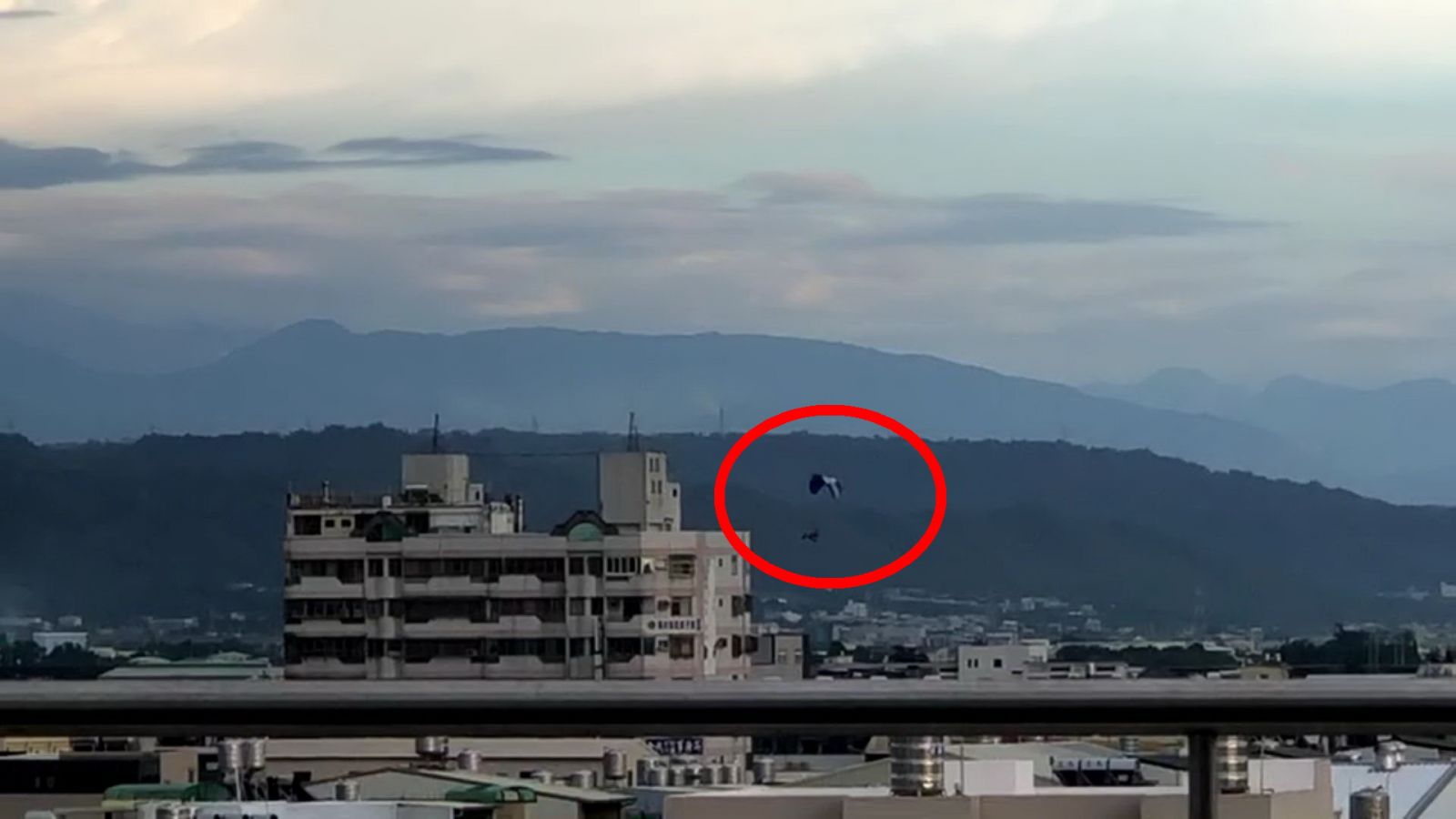 影／住宅區上方拍到飛行傘　警要查到底是誰在飛？ - https://www.watchmedia01.com