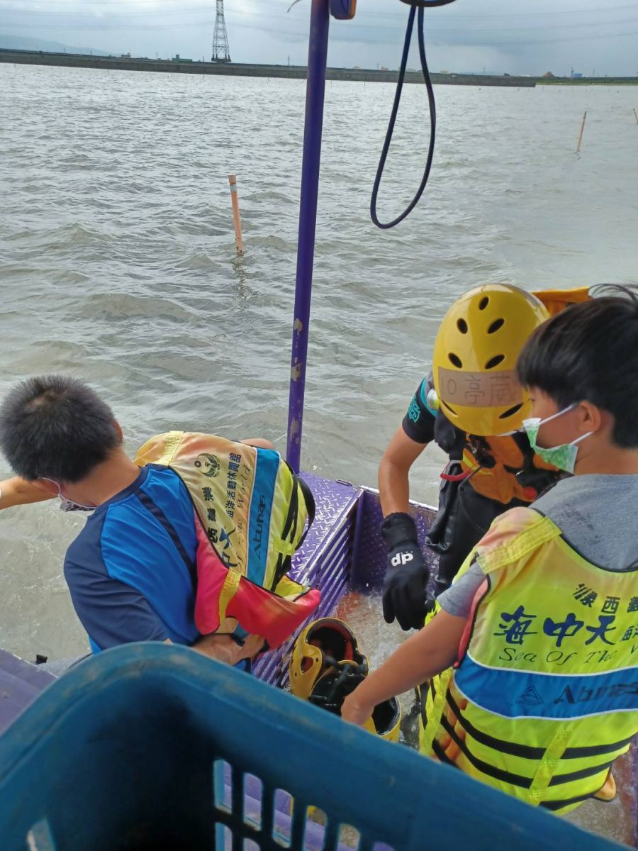 影／公孫三人伸港什股採蚵　遇上漲潮受困蚵道　 - https://www.watchmedia01.com