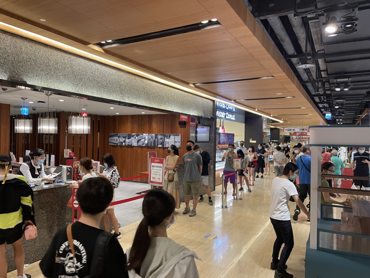 遠百應援防疫生活樓管直播拚業績 餐廳外帶強化取餐動線 - https://www.watchmedia01.com