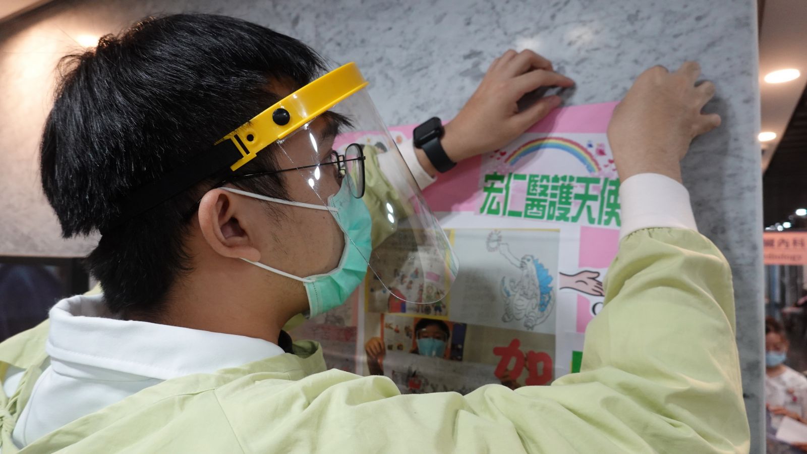 影／小學生把COVID-19病毒畫成大壞蛋　要醫護人員打敗牠 - https://www.watchmedia01.com