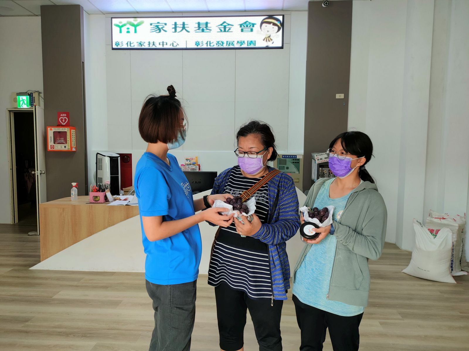 影／心與家扶「矽」在一起　捐葡萄關懷弱勢家扶兒 - https://www.watchmedia01.com
