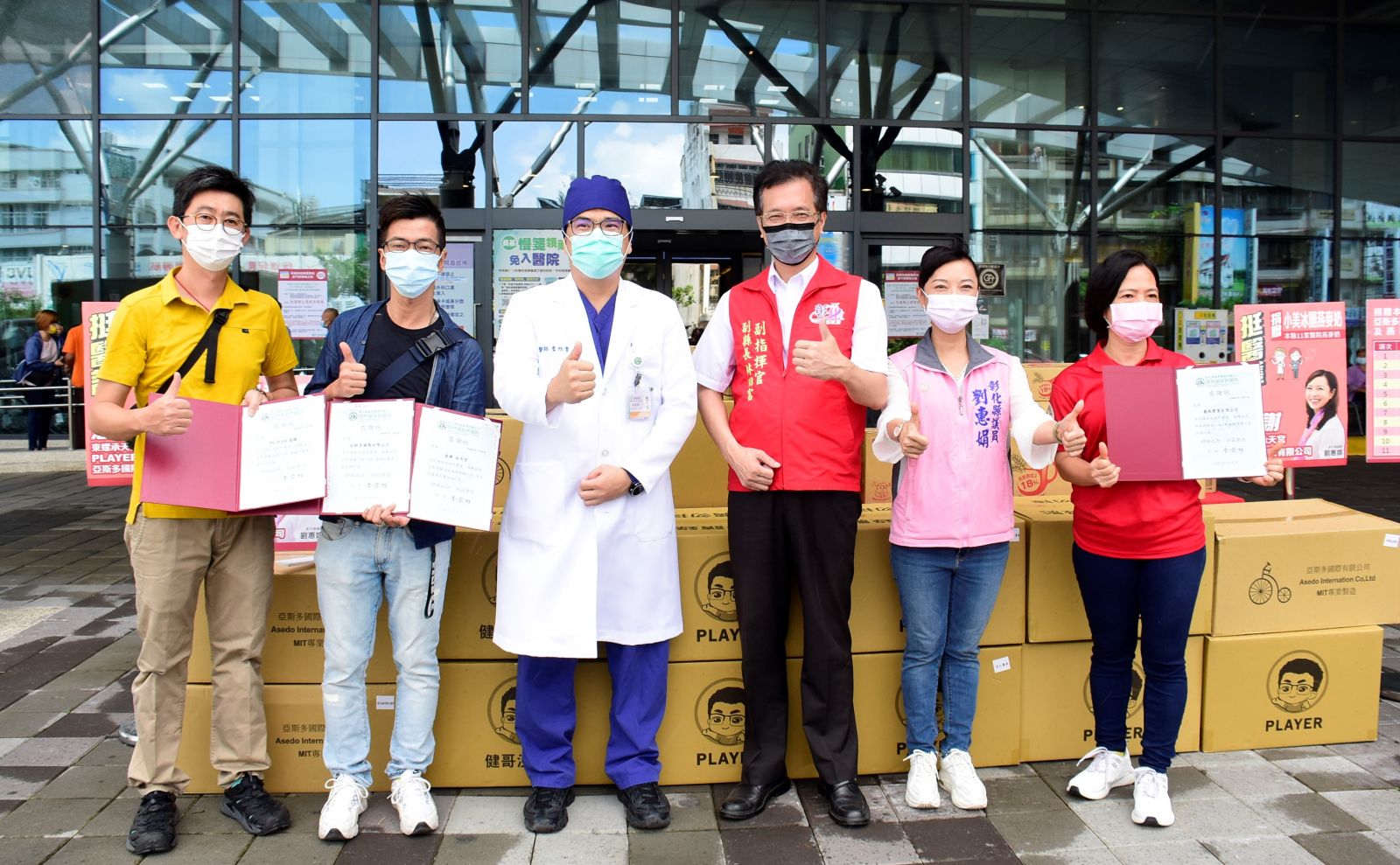 影／挺醫護「足」甘心！民間揪團捐鐵人襪、燕麥奶　 - https://www.watchmedia01.com