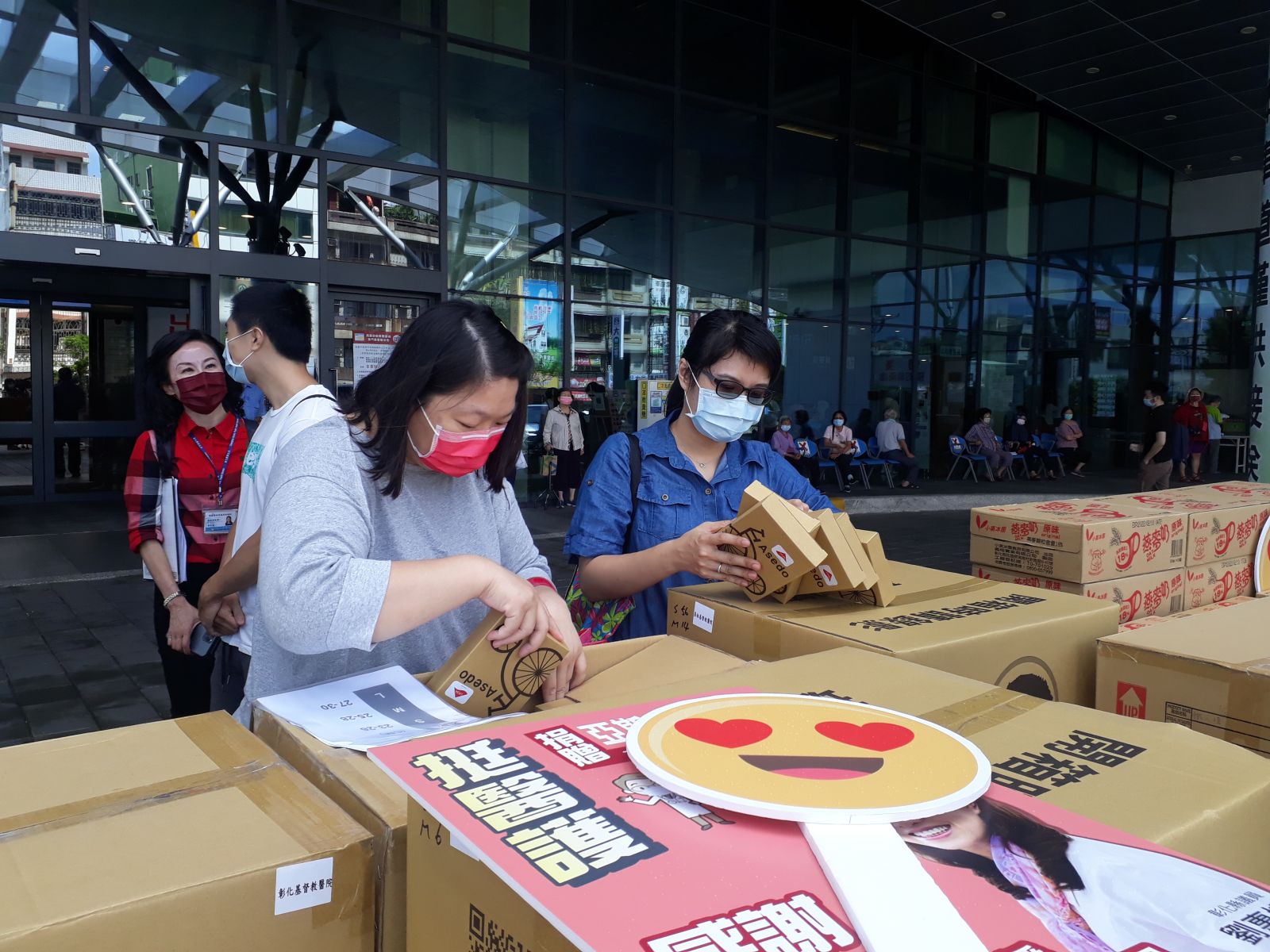 影／挺醫護「足」甘心！民間揪團捐鐵人襪、燕麥奶　 - https://www.watchmedia01.com