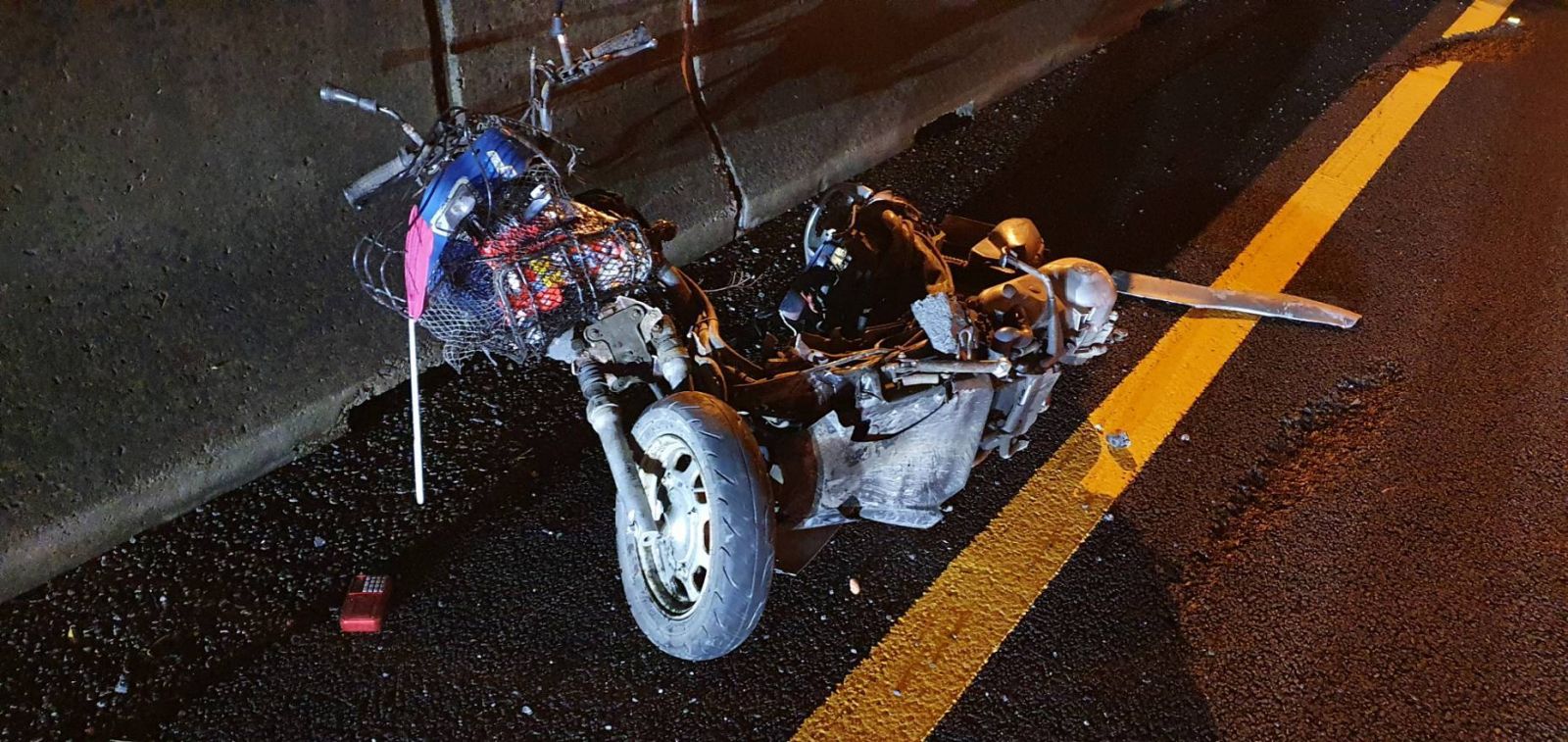 影／機車疑似誤闖國道遭BMW衝撞　騎士斷兩截死狀甚慘 - https://www.watchmedia01.com