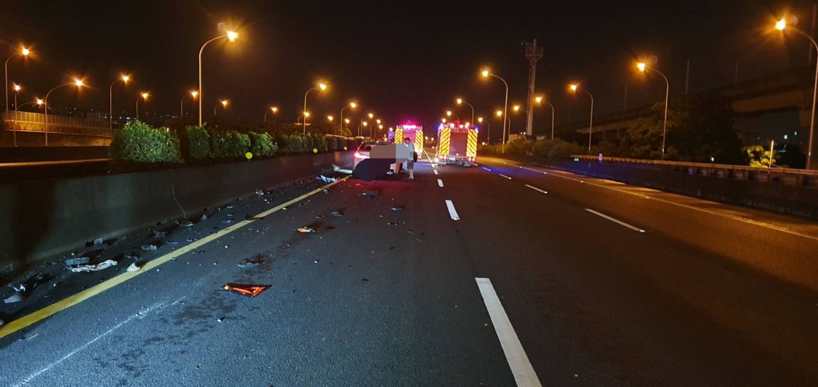 影／機車疑似誤闖國道遭BMW衝撞　騎士斷兩截死狀甚慘 - https://www.watchmedia01.com