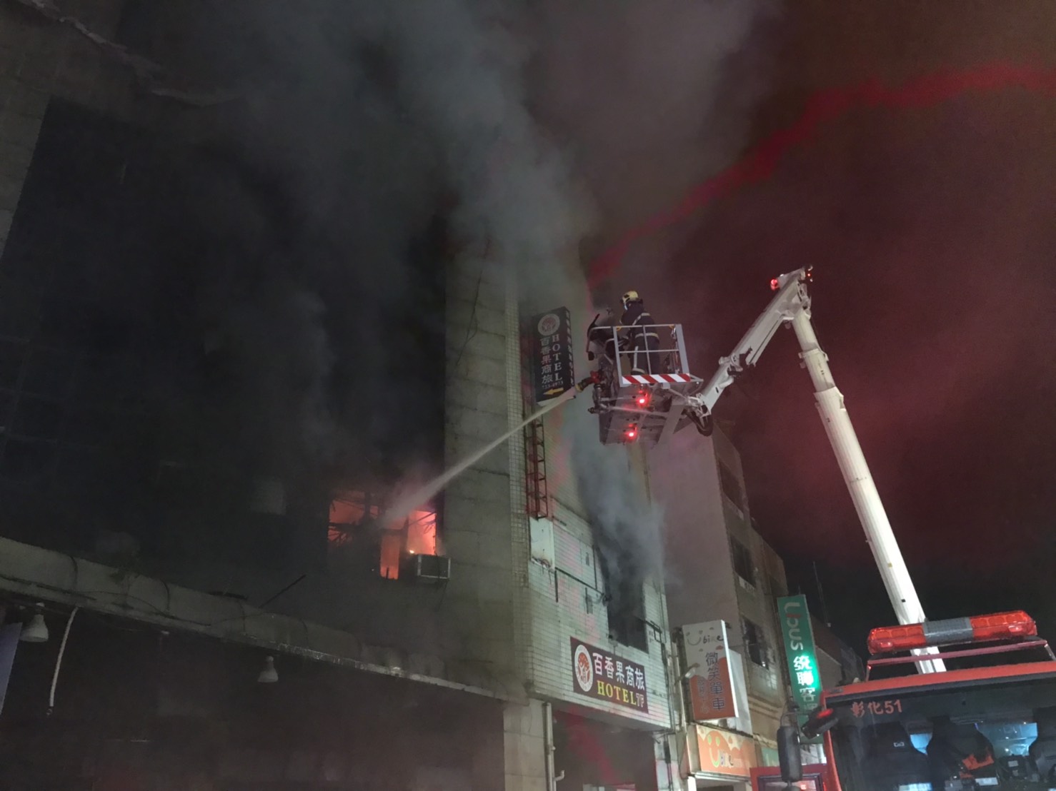 影／喬友大樓大火釀4死18傷　一消防員罹難、2傷不樂觀 - https://www.watchmedia01.com