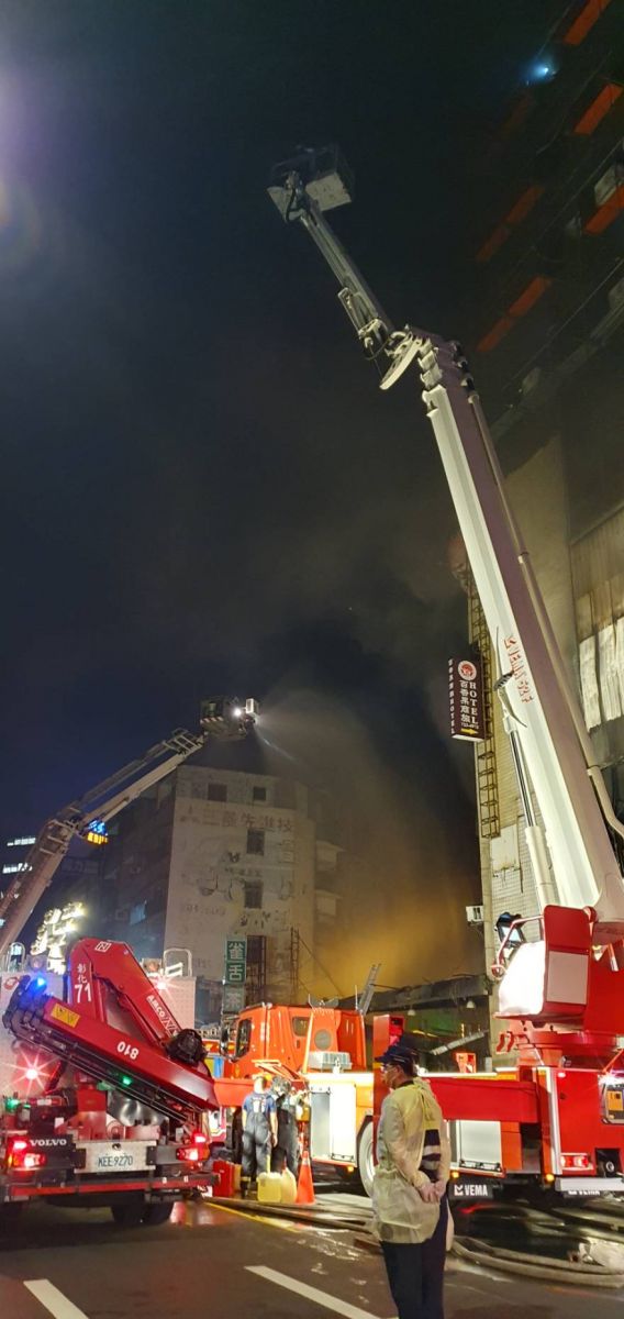 影／喬友大樓大火釀4死18傷　一消防員罹難、2傷不樂觀 - https://www.watchmedia01.com