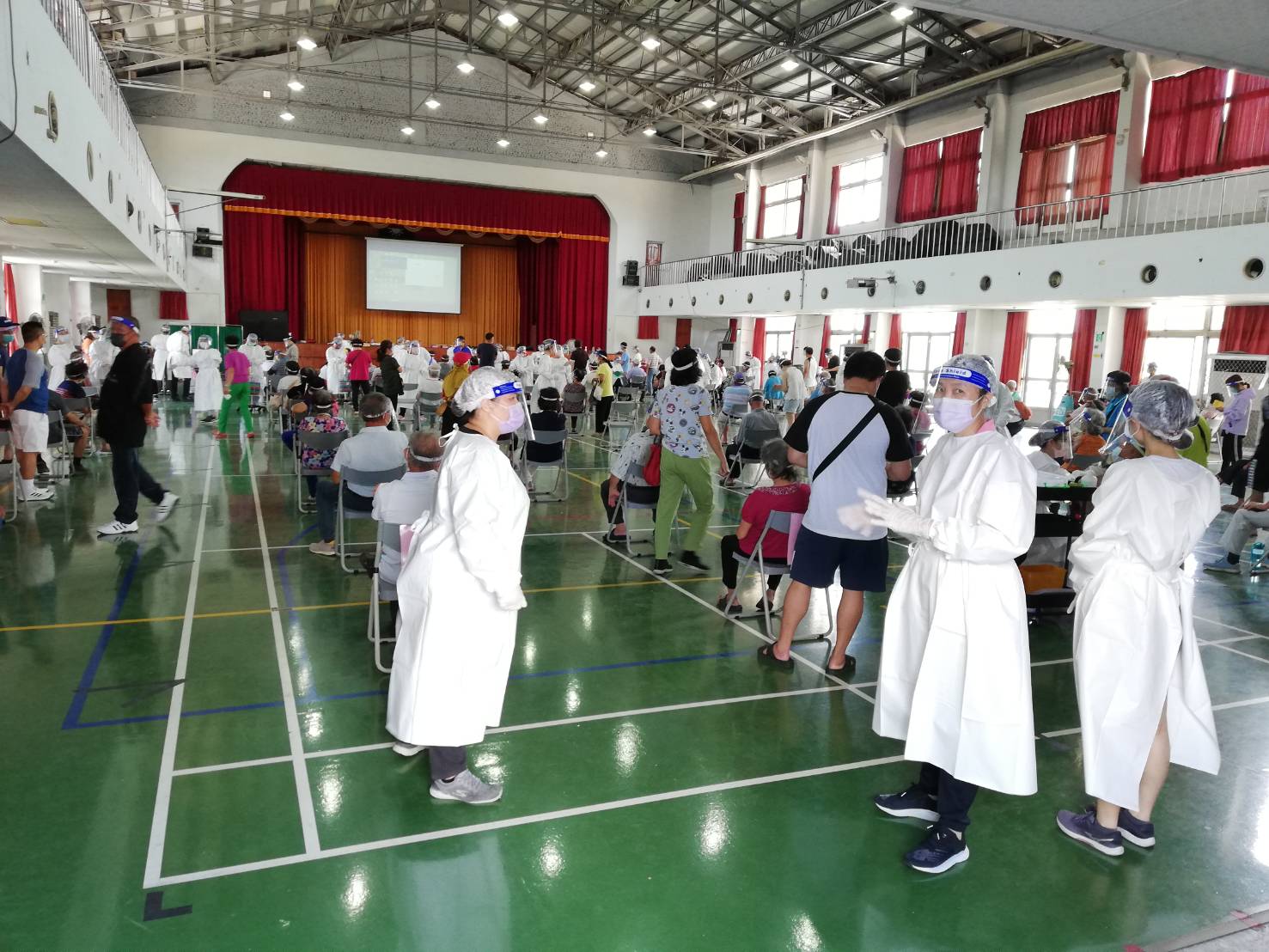 嘉縣長輩陸續接種疫苗 民雄鄉長送愛心咖啡暖醫護 - https://www.watchmedia01.com