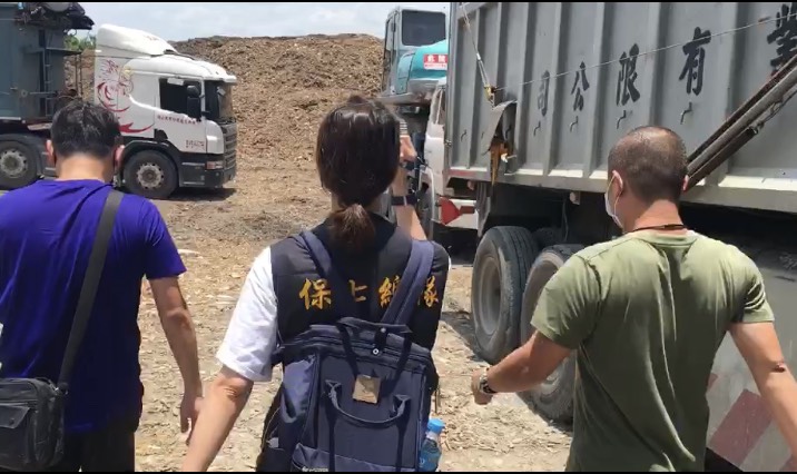 影／3000噸廢木材混合物堆置溪州鄉農地　彰化縣環保局移送地檢署偵辦 - https://www.watchmedia01.com