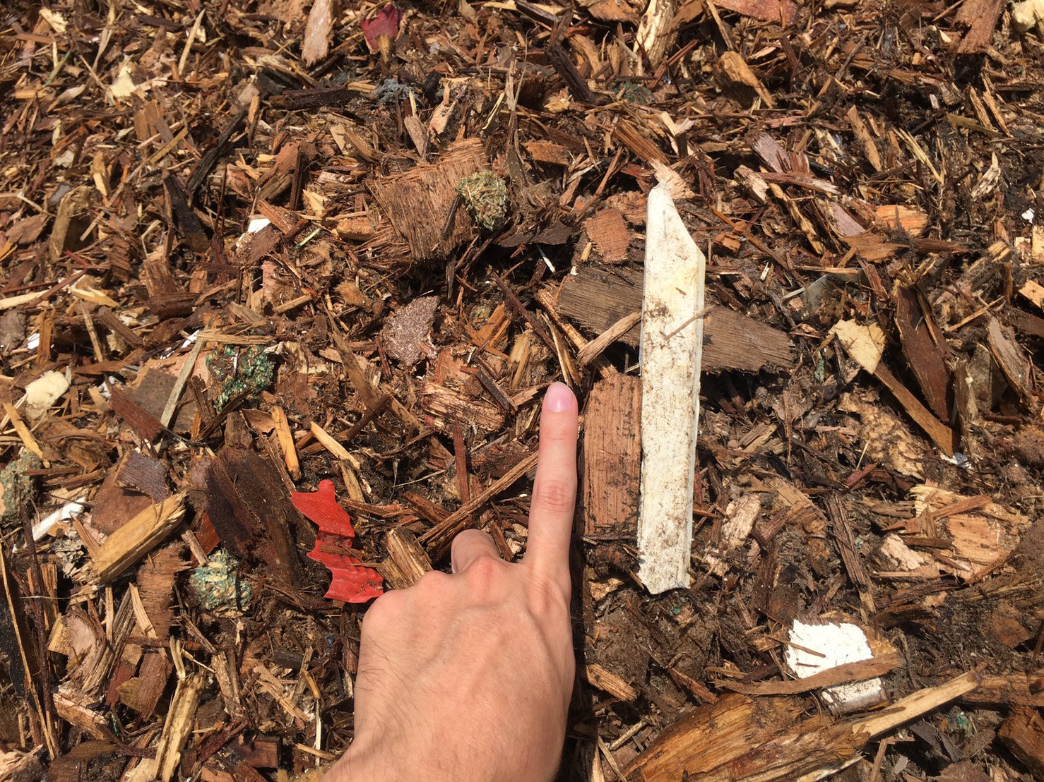 影／3000噸廢木材混合物堆置溪州鄉農地　彰化縣環保局移送地檢署偵辦 - https://www.watchmedia01.com