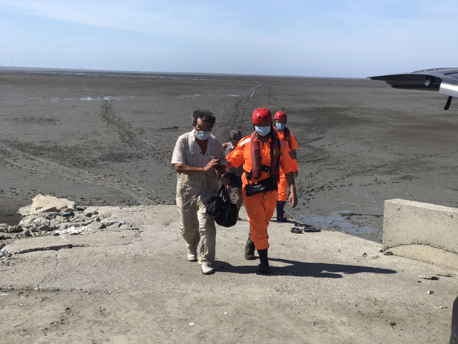 影／不諳地形水性！維修貨輪工人受困　海巡消防聯手救援 - https://www.watchmedia01.com