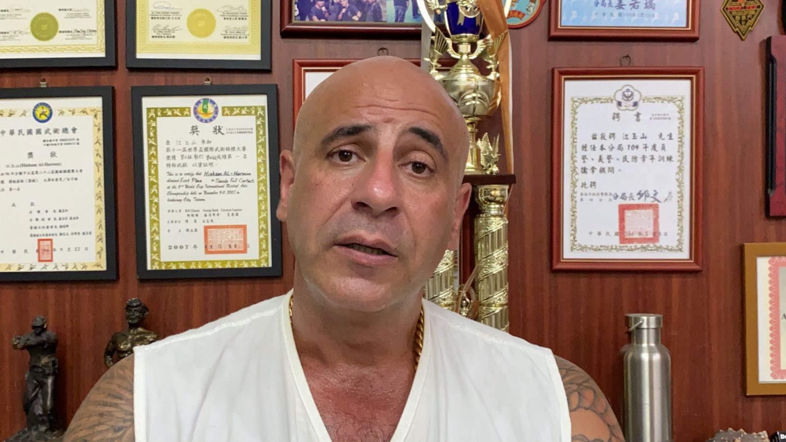 獨 / 武術家漁光島擒拿偷拍狼 警遭質疑處理不當 - https://www.watchmedia01.com